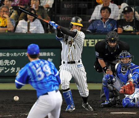 　５回、打席に立つも二ゴロに倒れた鳥谷