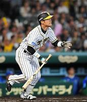 　７回、中前適時打を放つ原口