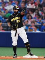 ６回、同点適時打を放ち、塁上からベンチを指さすロサリオ（撮影・高部洋祐）