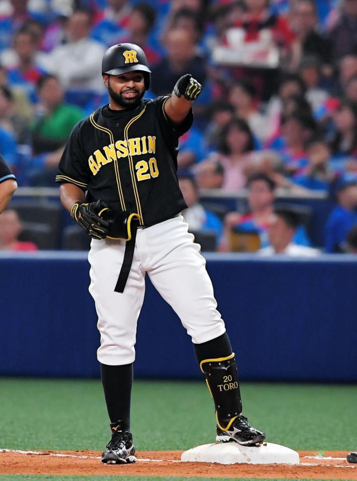 ６回、同点適時打を放ち、塁上からベンチを指さすロサリオ（撮影・高部洋祐）