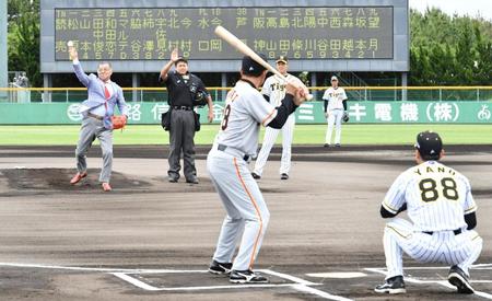 始球式を務める（左から）掛布雅之ＳＥＡ、川相昌弘２軍監督、矢野燿大２軍監督＝淡路佐野運動公園野球場（撮影・持木克友）