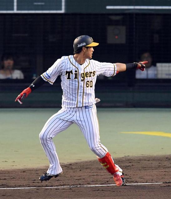 【写真】ミットが接触…阪神・中谷、今季初打席は打撃妨害で出塁