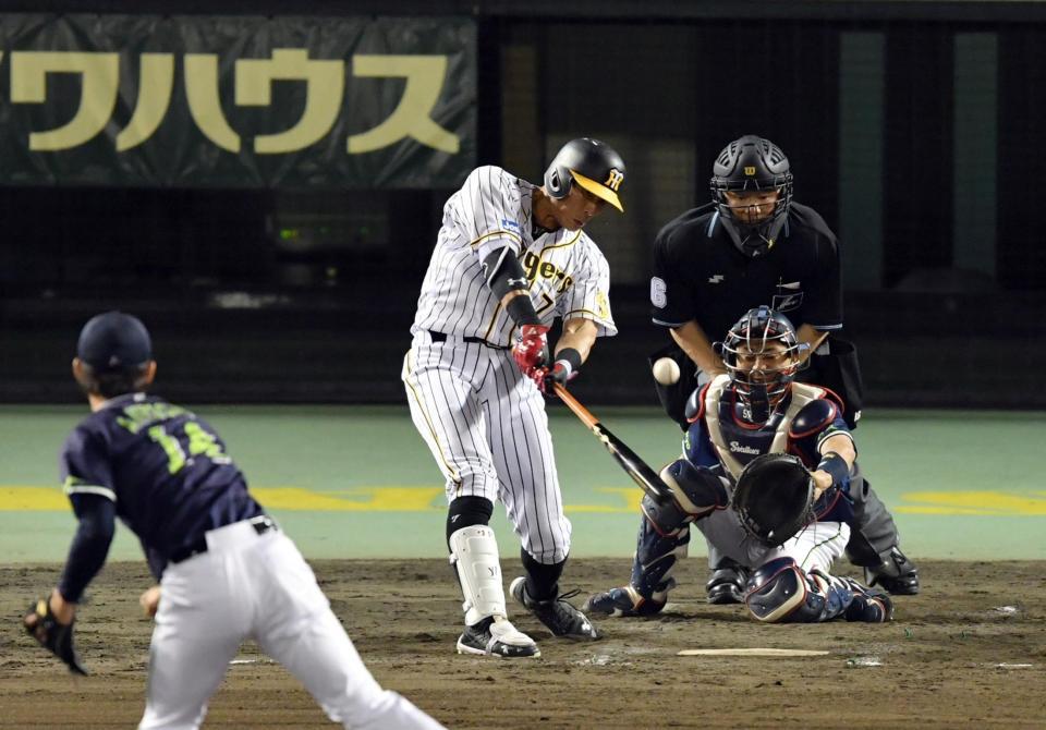 ７回阪神１死、阪神・糸井嘉男は中越えに二塁打を放つ（投手ヤクルト・秋吉亮、捕手ヤクルト・中村悠平））＝倉敷（撮影・山口登）