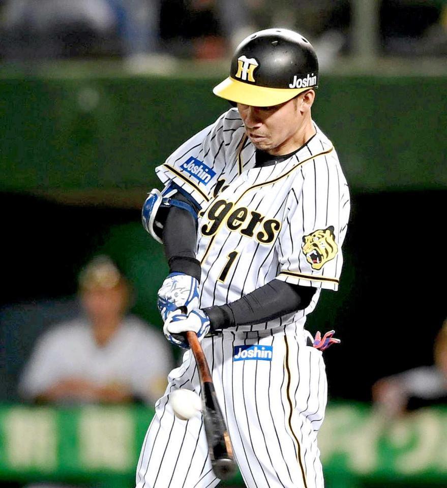 　６回、安打を放つ代打・鳥谷（撮影・田中太一）