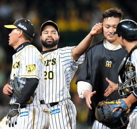 ヤクルトに勝利し、阪神・秋山拓巳（右奥）の耳をつかむ！？阪神　ウィリン・ロサリオ＝甲子園（撮影・高部洋祐）