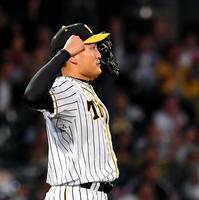 ８回ヤクルト２死一・三塁、ヤクルト・山田哲人を右飛に打ち取り、力強くガッツポーズする阪神・秋山拓巳＝甲子園（撮影・高部洋祐）