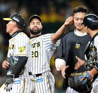 ヤクルトに勝利し、阪神・秋山拓巳（右奥）の耳をつかむ！？阪神　ウィリン・ロサリオ＝甲子園（撮影・高部洋祐）