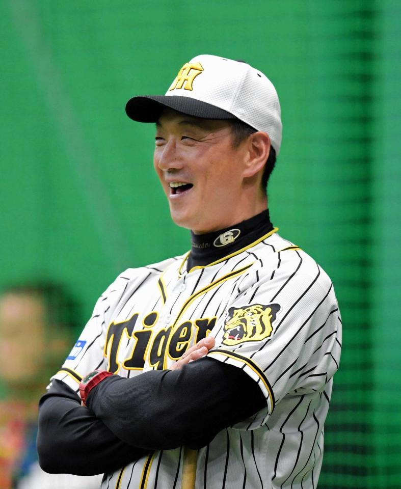 練習を見守る金本監督　