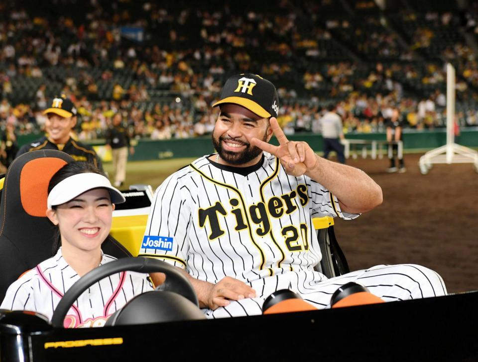 上機嫌の阪神　ウィリン・ロサリオはピースサインをしながらニッコリ＝甲子園（撮影・田中太一）