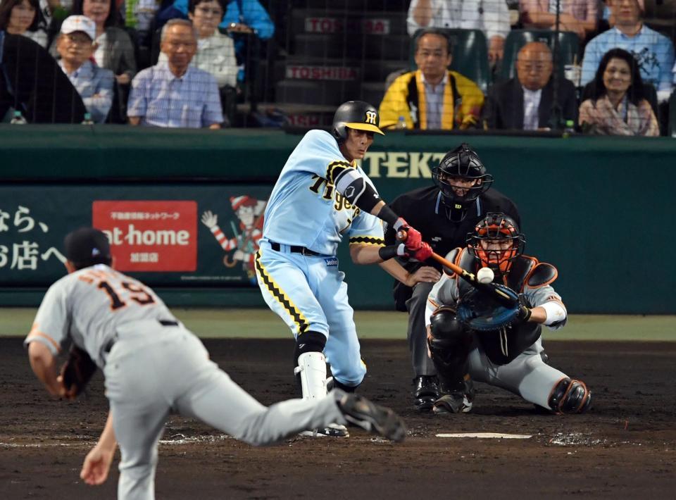 ５回阪神１死、阪神・糸井嘉男は右越えに先制ソロを放つ（投手　巨人・菅野智之、捕手　巨人・小林誠司）＝甲子園（撮影・山口登）