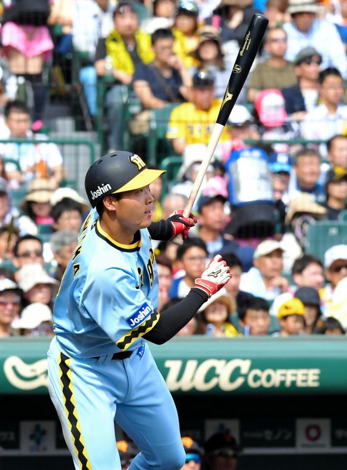 ３回阪神２死一・二塁、中前に勝ち越しの適時打を放つ阪神・大山悠輔＝甲子園（撮影・高部洋祐）