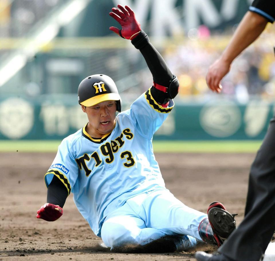 ５回阪神１死、右中間へ猛打賞となる三塁打を放ちすべり込む阪神・大山悠輔。＝甲子園（撮影・田中太一）