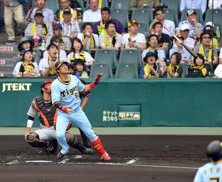 ２回阪神無死二塁、阪神・中谷将大は左越えに先制２ランを放つ（捕手　巨人・大城卓三）＝甲子園（撮影・山口登）