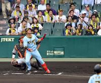 ２回阪神無死二塁、阪神・中谷将大は左越えに先制２ランを放つ（捕手　巨人・大城卓三）＝甲子園（撮影・山口登）