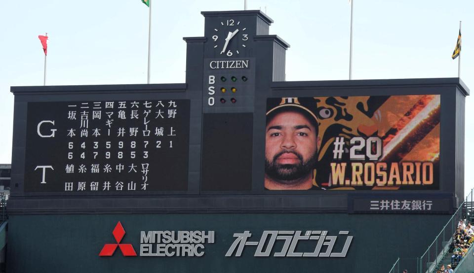 阪神　ウィリン・ロサリオのスタメンを発表する甲子園球場＝甲子園（撮影・北村雅宏）