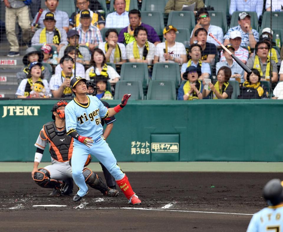 ２回阪神無死二塁、阪神・中谷将大は左越えに先制２ランを放つ（捕手　巨人・大城卓三）＝甲子園（撮影・山口登）