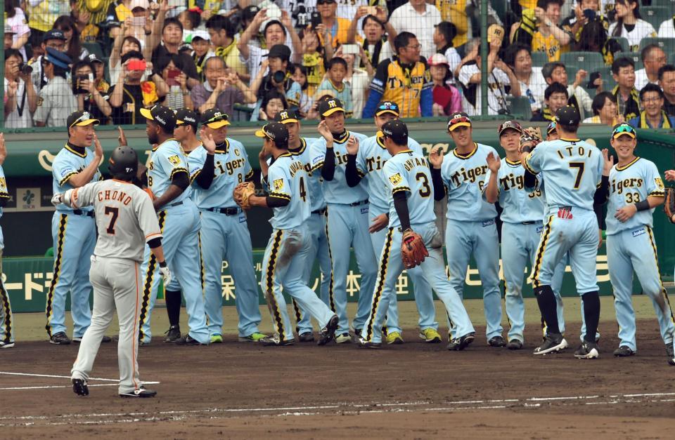 巨人に３連勝し金本監督（左）はナインを迎える