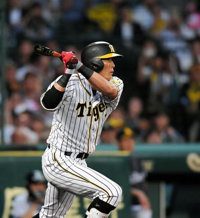 ３回、右前打を放つ阪神・糸井嘉男＝甲子園（撮影・北村雅宏）