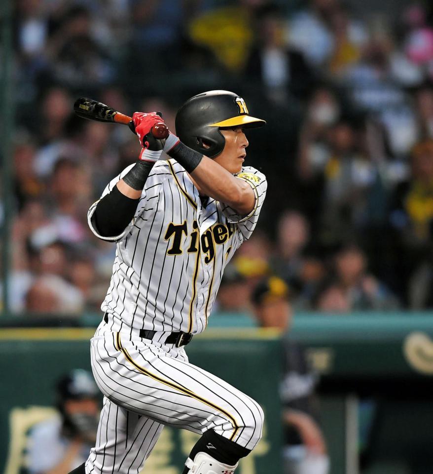 ３回、右前打を放つ阪神・糸井嘉男＝甲子園（撮影・北村雅宏）