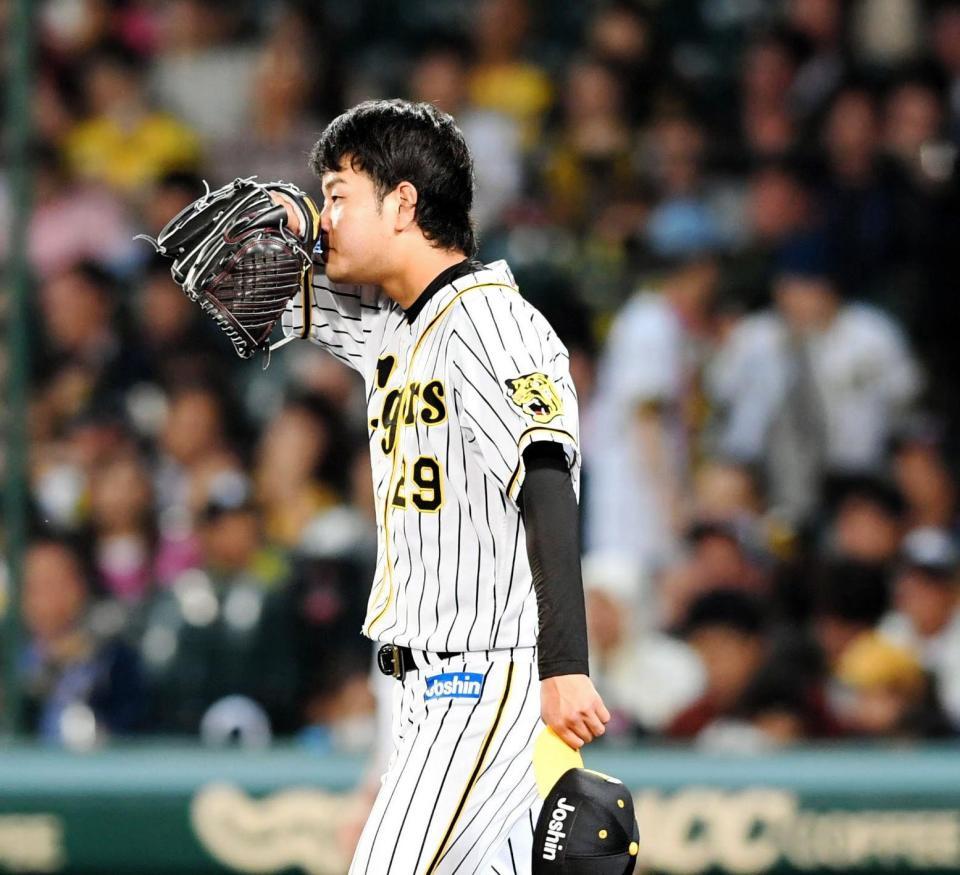 ４回、ソフトバンク・今宮健太の適時打で逆転を許し、グラブで汗をぬぐう阪神・高橋遥人＝甲子園（撮影・田中太一）