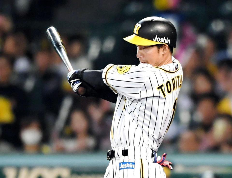 ９回阪神１死一塁、右前へ安打を放つ阪神・鳥谷敬＝甲子園（撮影・田中太一）