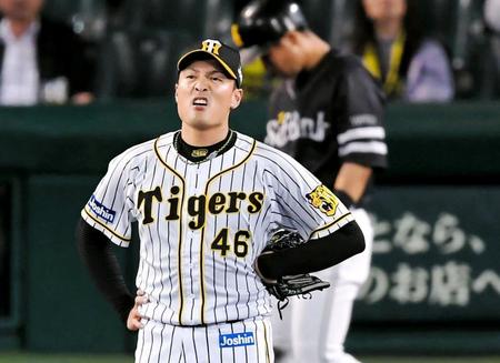 ６回対ソフトバンク、中村晃（奥）に四球を与え、悔しがる阪神・秋山（撮影・高部洋祐）