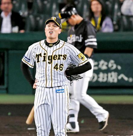 　６回、中村晃（奥）に四球を与え、悔しがる秋山（撮影・高部洋祐）