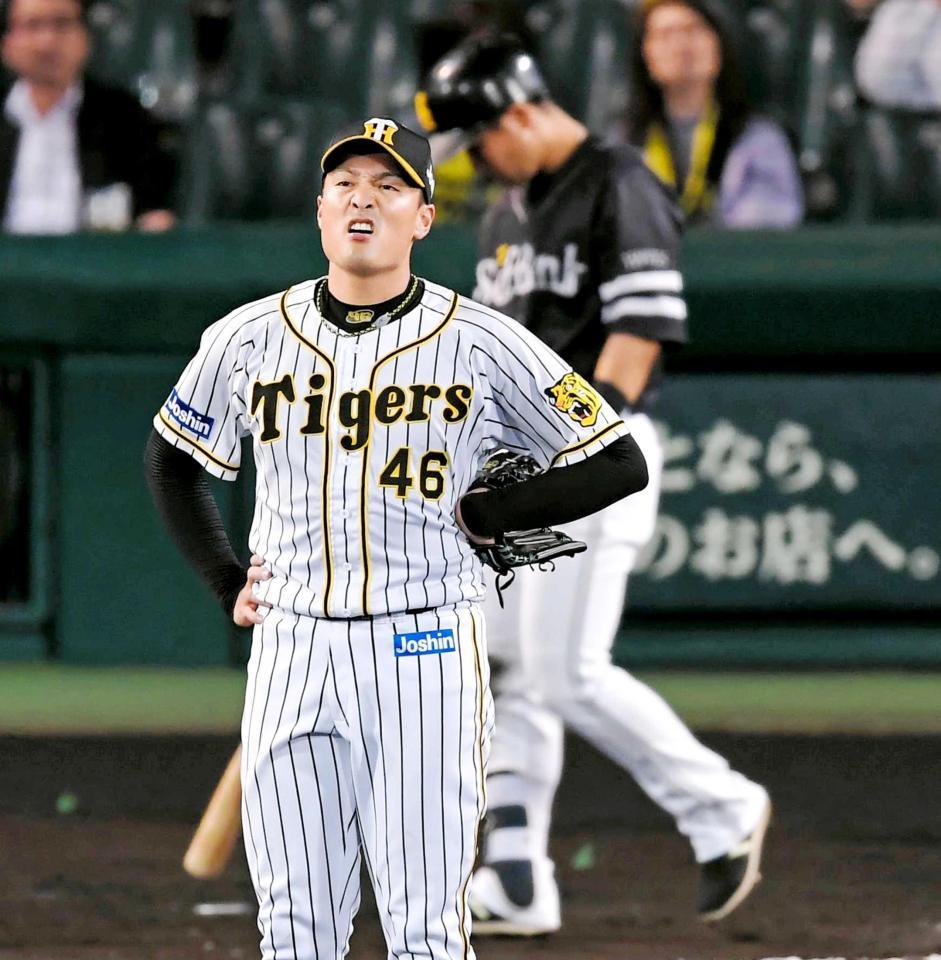 　６回、中村晃（奥）に四球を与え、悔しがる秋山（撮影・高部洋祐）