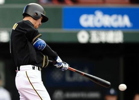 ４回阪神２死、右前へ安打を放つ阪神・鳥谷＝メットライフ（撮影・田中太一）