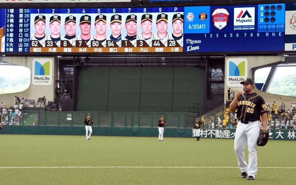 スタメン落ちとなった阪神　ウィリン・ロサリオ（右）＝メットライフ（撮影・田中太一）