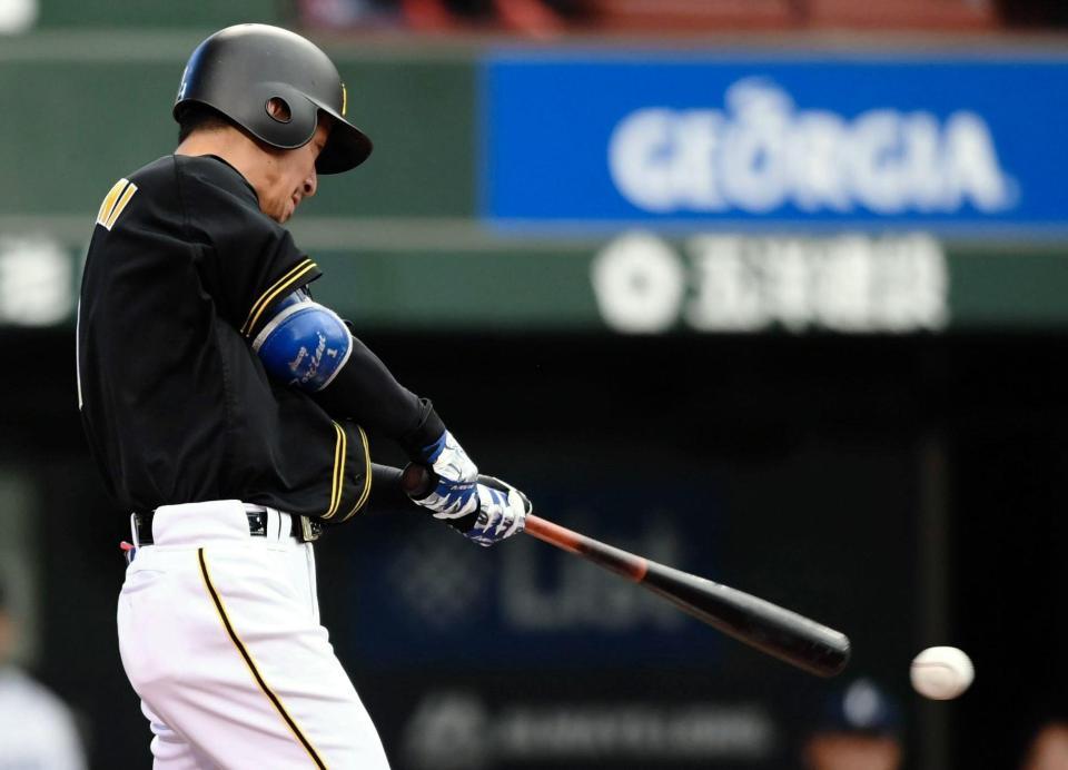 ４回阪神２死、右前へ安打を放つ阪神・鳥谷＝メットライフ（撮影・田中太一）