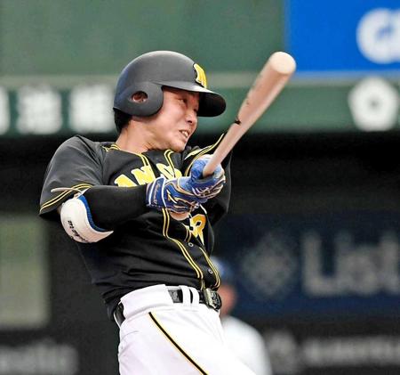 　１回、右線へ二塁打を放つ糸原（撮影・田中太一）