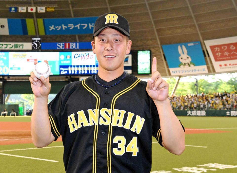 　プロ初勝利を挙げウイニングボールを手に笑顔を見せる谷川（撮影・田中太一）