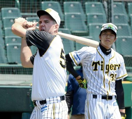 　オリックス戦へ向け打撃もアピール？するメッセンジャー（左）＝撮影・田中太一