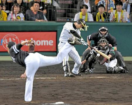 　８回、初球をファウルする