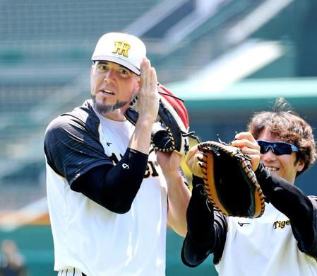 　キャッチボールを終え、カメラに向かっておどけて見せるメッセンジャー（撮影・田中太一）