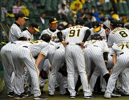 　試合前、円陣を組む阪神ナイン（撮影・北村雅宏）