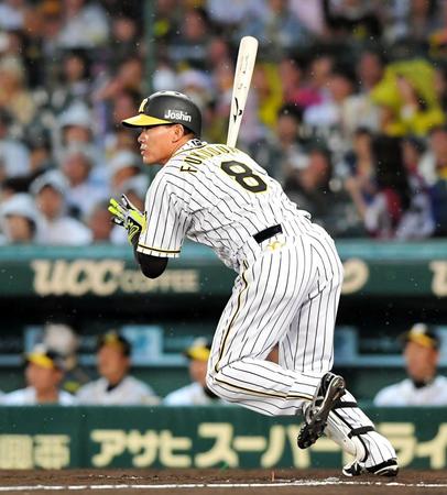 　４回、左中間に同点の適時二塁打を放つ福留（撮影・高部洋祐）