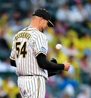 　１回、小谷野に先制適時二塁打を浴び、ボールをグラブから取り出すメッセンジャー（撮影・北村雅宏）