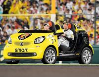 　７回、リリーフカーに乗って登場する能見（撮影・高部洋祐）