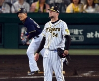 　５回、メッセンジャーは吉田正に同点ソロを許す（撮影・山口登）