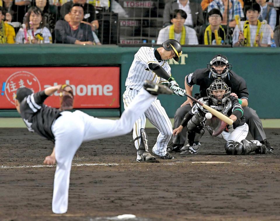 　８回、初球をファウルする