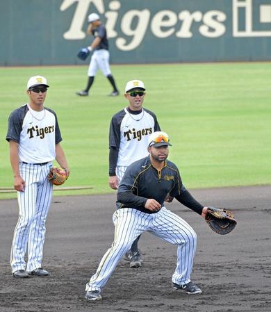 　（左から）西田、今成と共に守備練習に励むロサリオ（撮影・北村雅宏）