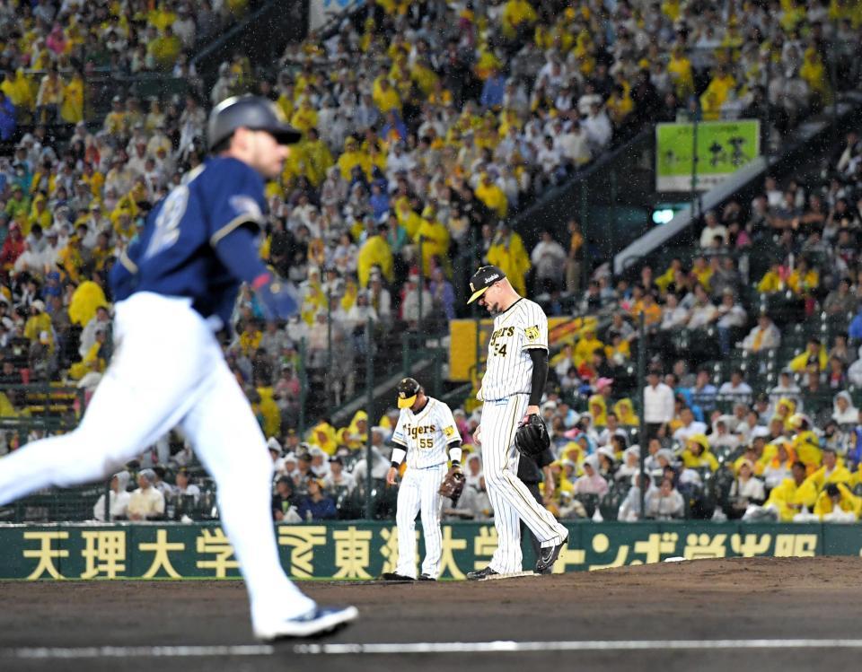 　５回、マレーロ（左手前）に勝ち越しのソロを打たれ肩を落とすメッセンジャー