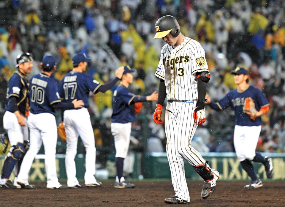 　９回、二飛に倒れ、雨に打たれながら引き揚げる大山（撮影・北村雅宏）