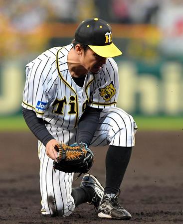 ４回オリックス１死一塁、オリックス　クリス・マレーロの打球を好捕し、併殺にする阪神・鳥谷敬＝甲子園（撮影・高部洋祐）