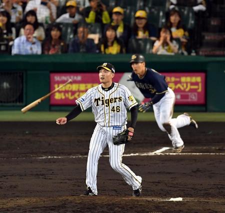 ６回オリックス１死二塁、阪神・秋山拓巳はオリックス・吉田正尚に同点三塁打を許す＝甲子園（撮影・山口登）