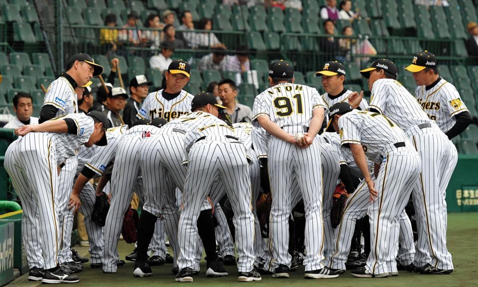 試合前、円陣を組む阪神ナイン＝甲子園（撮影・北村雅宏）