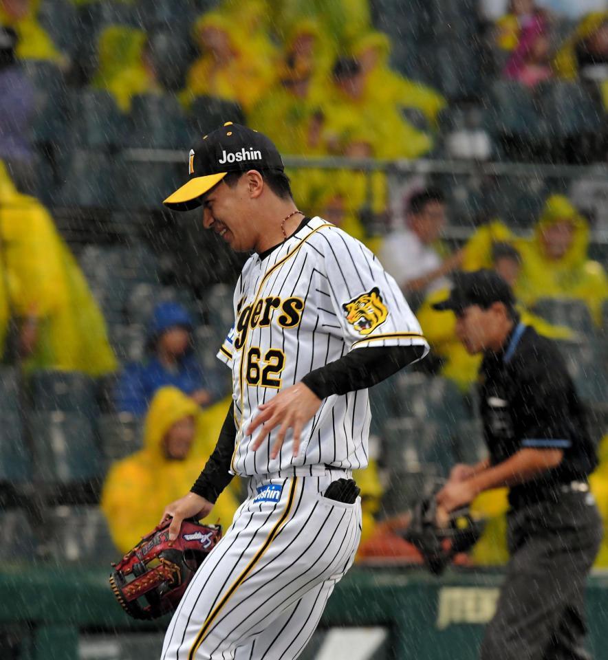 降雨のため、快速を飛ばしてベンチに戻る阪神・植田海＝甲子園（撮影・北村雅宏）