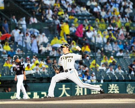 　試合開始直前、マウンドで投球練習する岩貞